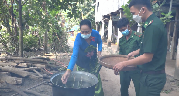 Người dân vùng biên và chiến sĩ đồn biên phòng nấu bánh Tét ăn Tết