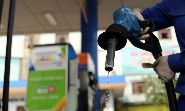 Trong kỳ điều chỉnh giá bán lẻ xăng dầu ngày 11/1, giá xăng giữ nguyên còn giá dầu giảm mạnh.