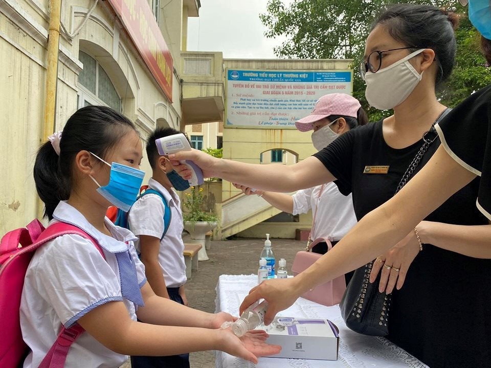 Từ tháng 5/2021 đến nay, hơn 2 triệu học sinh Hà Nội phải học trực tuyến vì làn sóng dịch thứ tư bùng phát. 