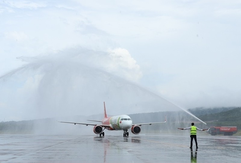 đến ngày 15/2/2022 đã có các chuyến bay thường lệ chở khách giữa Việt Nam với một số quốc gia, vùng lãnh thổ như Nhật Bản, Hàn Quốc, Trung Quốc, Đài Loan (Trung Quốc), Singapore, Thái Lan, Campuchia, Lào, Australia, Đức, Nga, Pháp, Anh, Mỹ, Hồng Kông (Trung Quốc), Malaysia, Thổ Nhĩ Kỳ, Qatar, UAE.