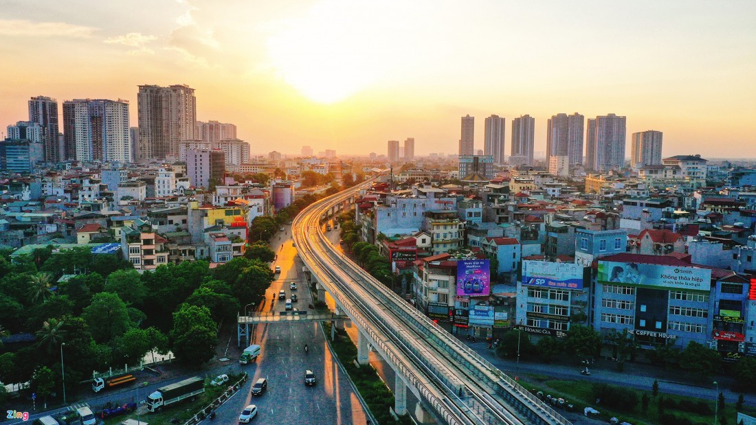 TP Hà Nội đặt ra 11 nhiệm vụ giải pháp. Trong đó có việc tăng cường thực hiện quản lý quy hoạch xây dựng để kiểm soát chặt chẽ việc xây dựng nhà cao tầng trong khu vực nội đô và di dân cơ học nhằm hạn chế tăng mật độ dân cư khu vực nội đô; xây dựng kế hoạch để thực hiện di chuyển các cơ sở sản xuất, trường học, bệnh viện,… ra ngoài trung tâm TP theo đúng lộ trình quy hoạch và ưu tiên bố trí quỹ đất này dành cho mục đích giao thông và các mục đích công cộng khác.