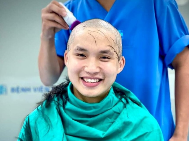 Bác sĩ Đặng Minh Hiệu vui vẻ cắt hết tóc trước khi lên đường chi viện cho tâm dịch Bắc Giang. Bác sĩ Đặng Minh Hiệu vui vẻ cắt hết tóc trước khi lên đường chi viện cho tâm dịch Bắc Giang.