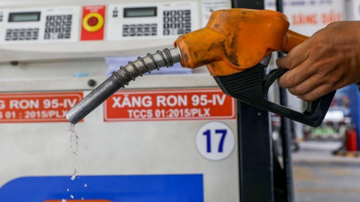 E5 RON 92 có giá bán tối đa là 25.530 đồng/lít; RON 95 là 26.280 đồng/lít; dầu diesel 20.800 đồng/lít, dầu hỏa 19.500 đồng/lít; dầu mazut 17.930 đồng/kg.