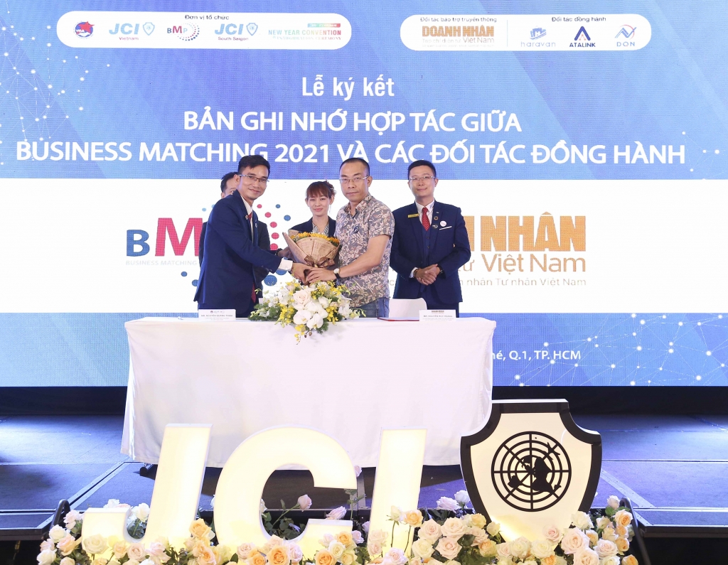  Ông Nguyễn Quang Thịnh - Giám đốc dự án BMP21 ký với Ông Nguyễn Huy Hoàng - Uỷ viên Ban biên tập, Tổng thư ký toà soạn Tạp chí điện tử Doanh nhân Việt Nam