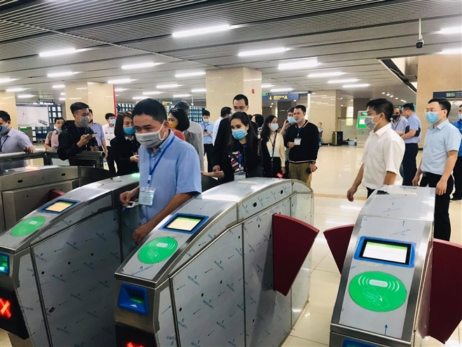 Sáng sớm nay, trước khi bắt đầu bàn giao dự án cho Hà Nội, đoàn kiểm tra của Bộ GTVT đã đến thị sát hiện trường.