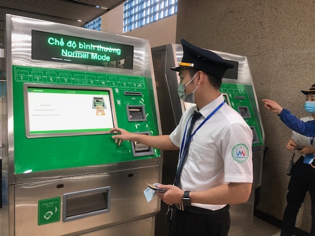Các cán bộ của đoàn kiểm tra thuộc Bộ GTVT có mặt ở mọi hạng mục của dự án.