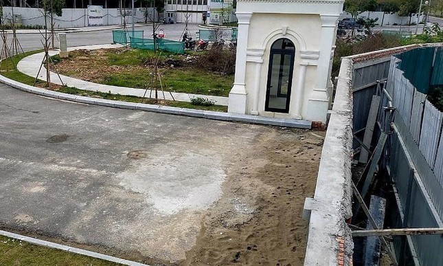 Chủ đầu tư dự án khu đô thị An Lạc Green Symphony tự ý dựng bức tường kiên cố chặn đứng đường đi của người dân.