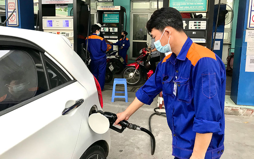 Giá xăng, dầu tiếp tục tăng cao kỷ lục: Tác động đến nhiều mặt đời sống xã hội