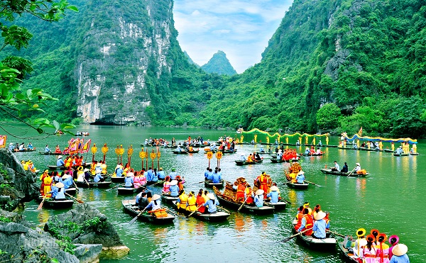 Tổng thu từ khách du lịch ước đạt hơn 41.000 tỷ đồng trong tháng 2/2022. Tổng thu từ khách du lịch ước đạt hơn 41.000 tỷ đồng trong tháng 2/2022.