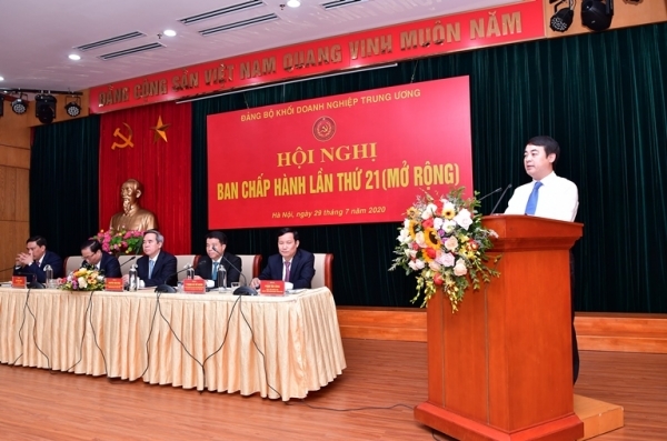 Hình ảnh ông Nghiêm Xuân Thành - Ủy viên Ban Thường vụ Đảng ủy Khối Doanh nghiệp TƯ, Bí thư Đảng ủy, Chủ tịch HĐQT Vietcombank phát biểu tham luận sau khi được chuẩn y