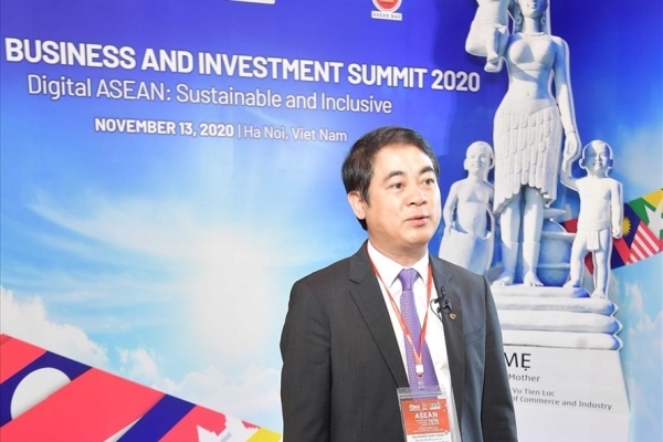 Ông Nghiêm Xuân Thành - Chủ tịch Vietcombank chia sẻ thông tin bên thềm Hội nghị Thượng đỉnh Kinh doanh và Đầu tư ASEAN (ASEAN-BIS) tổ chức tại Hà Nội