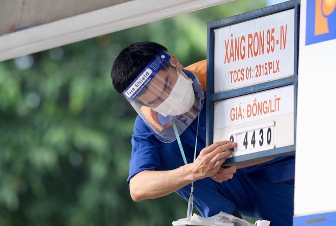 Giá xăng E5RON92 giảm 830 đồng/lít, từ mức 27.309 đồng/lít giảm xuống còn 26.479 đồng/lít tính từ 15h00 ngày 12/4.