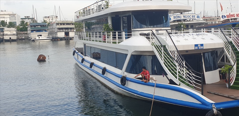 Một tàu tham quan vịnh Hạ Long ban ngày được đóng mới bằng tàu vỏ thép, thay thế cho tàu vỏ gỗ. Ảnh: Nguyễn Hùng