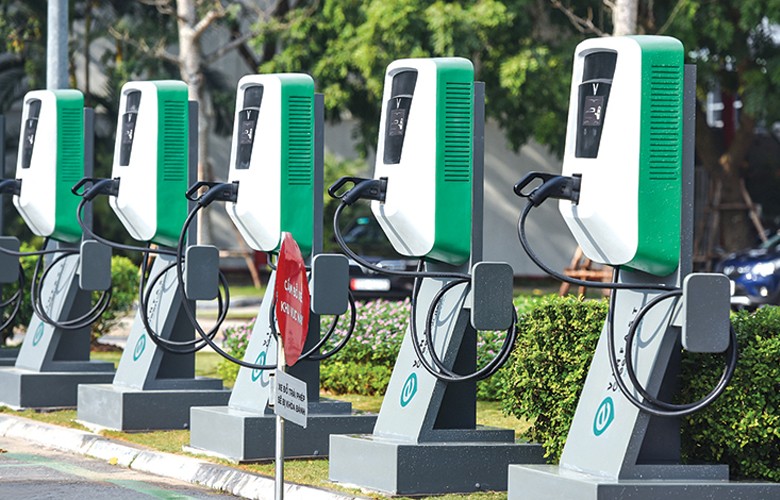 Khách hàng sử dụng xe VinFast mới được sạc tại trạm sạc của VinFast