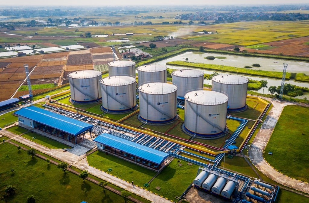 Các doanh nghiệp đầu mối phân phối xăng dầu chủ yếu từ nguồn của Nhà máy lọc hóa dầu Nghi Sơn, Bình Sơn và phần còn lại được nhập khẩu chủ yếu từ Hàn Quốc và khu vực ASEAN theo thuế suất FTA.