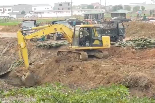 Theo người dân phản ánh, Trong quá trình nạo vét kênh mương để xây dựng bờ kè, đơn vị thi công đã tận dụng lượng bùn thải, vật liệu thải xây dựng được nạo vét từ kênh mương để san lấp mặt bằng cho Dự án Khu dân cư mới Đồng Khê.