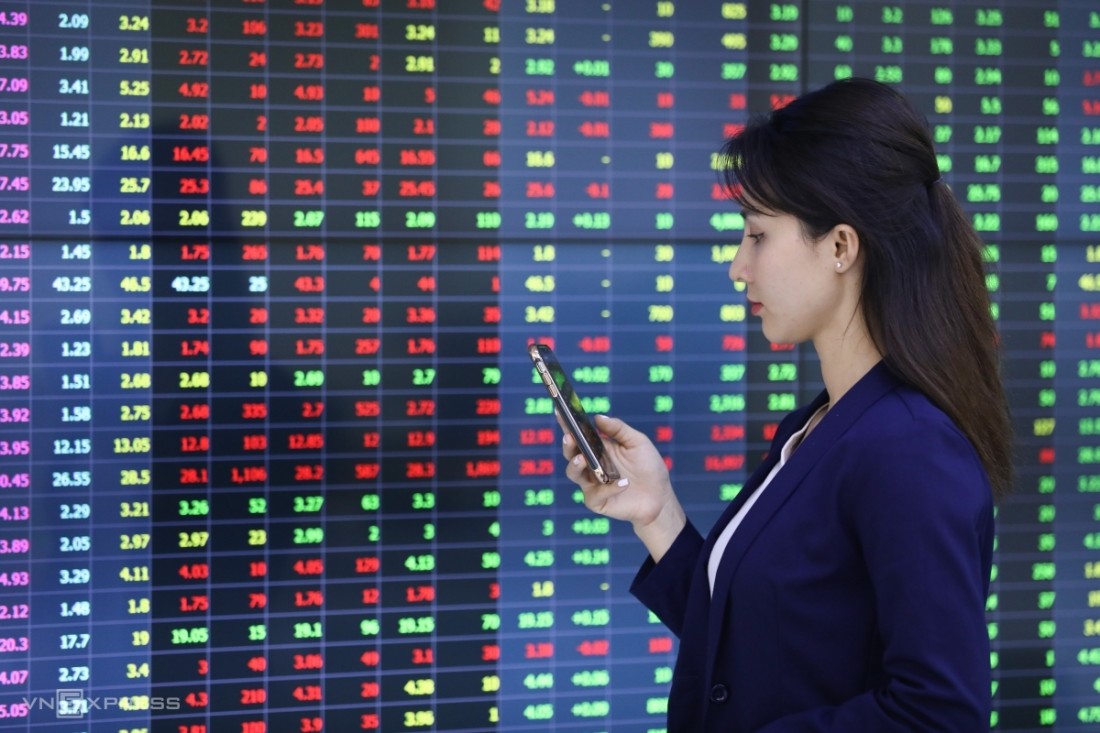 UBCKNN nhắc nhở các công ty đại chúng, công ty chứng khoán, công ty quản lý quỹ đầu tư chứng khoán và tổ chức, cá nhân liên quan đến công bố thông tin trên thị trường chứng khoán phải thực hiện nghiêm việc công bố thông tin, báo cáo theo quy định tại Luật Chứng khoán, Nghị định số 155/2020/NĐ-CP, Thông tư số 96/2020/TT-BTC và các quy định có liên quan.