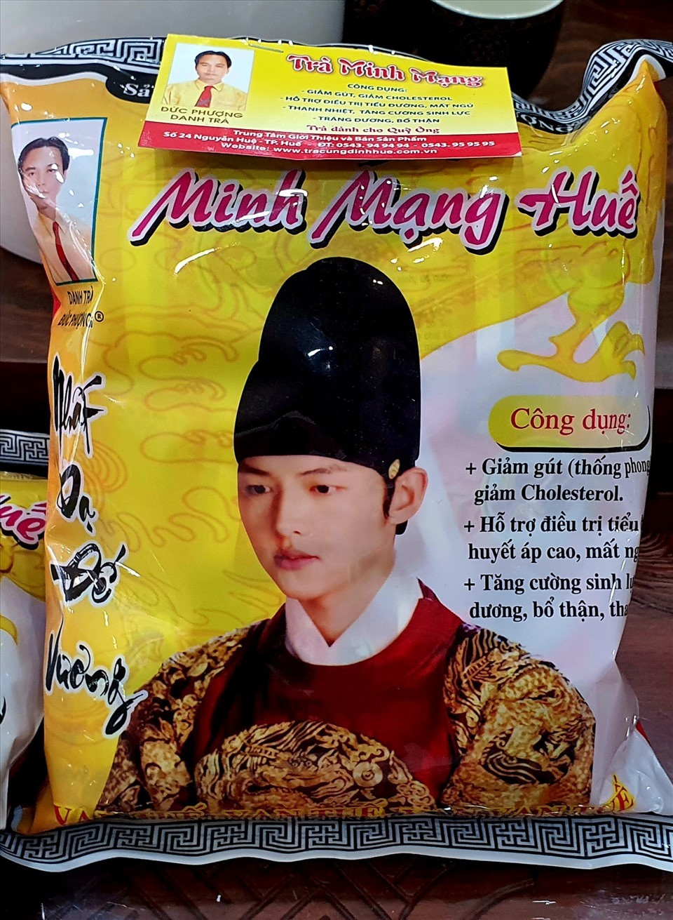 Hình ảnh sản phẩm trà Minh Mạng Huế in hình diễn viên Hàn Quốc mặc cổ trang khiến dư luận tranh cãi.