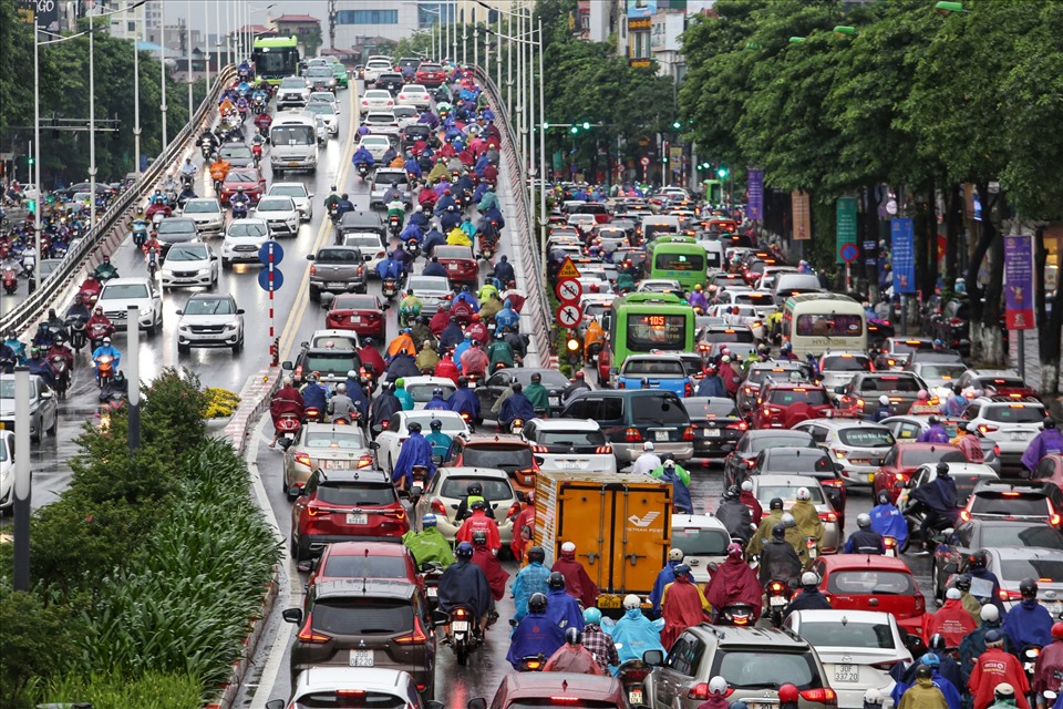 Cầu vượt gần nút giao Láng - Trần Duy Hưng ùn tắc ở cả trên cầu và dưới cầu.