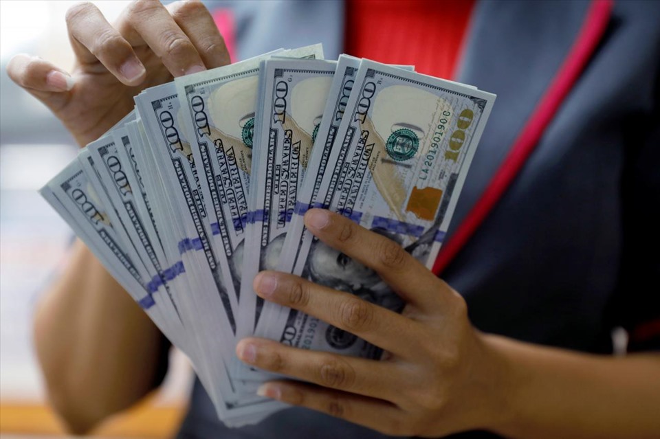 Sức cầu èo uột, giá USD suy yếu, giá vàng giảm