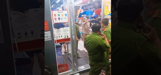 Dù được vận động, giải thích, nhắc nhở nhưng chị N. vẫn chống đối nhất định không đeo khẩu trang 