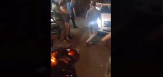 Lực lượng chức năng đã phải cưỡng chế đưa chị N. về UBND phường để xử lý.