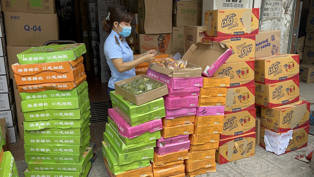 Tại thời điểm kiểm tra tại cửa hàng đang bày bán hàng hóa là 10.800 chiếc bánh Trung thu có nhãn ghi bằng tiếng nước ngoài, đựng trong các thùng carton. Theo giá niêm yết tại cửa hàng, một chiếc bánh có giá 2.500 đồng/chiếc.