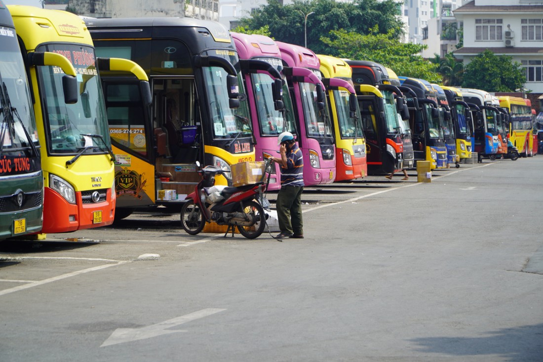 Chiếm hơn 50% trong cơ cấu giá thành vận tải, việc xăng, dầu liên tục điều chỉnh giảm là tiền đề để các doanh nghiệp vận tải hạ nhiệt giá cước tương ứng. Về nguyên lý là vậy, tuy nhiên trong chu kỳ tăng giá xăng, dầu vừa qua, mức tăng giá cước giữa các doanh nghiệp cũng như lĩnh vực vận tải là không đồng đều.