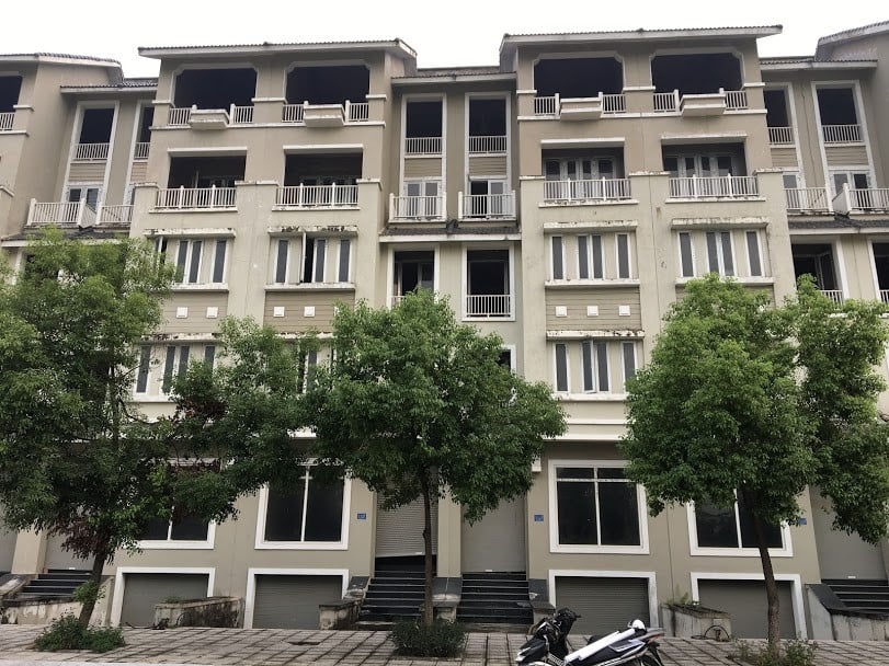 Nhiều căn shophouse mặt đường Lê Trọng Tấn thuộc khu đô thị này dù đang được rao bán với giá 29-30 tỷ đồng nhưng không có hoạt động kinh doanh, bỏ trống và vắng vẻ. Thông tin rao bán nhà, cho thuê xuất hiện khắp nơi. 