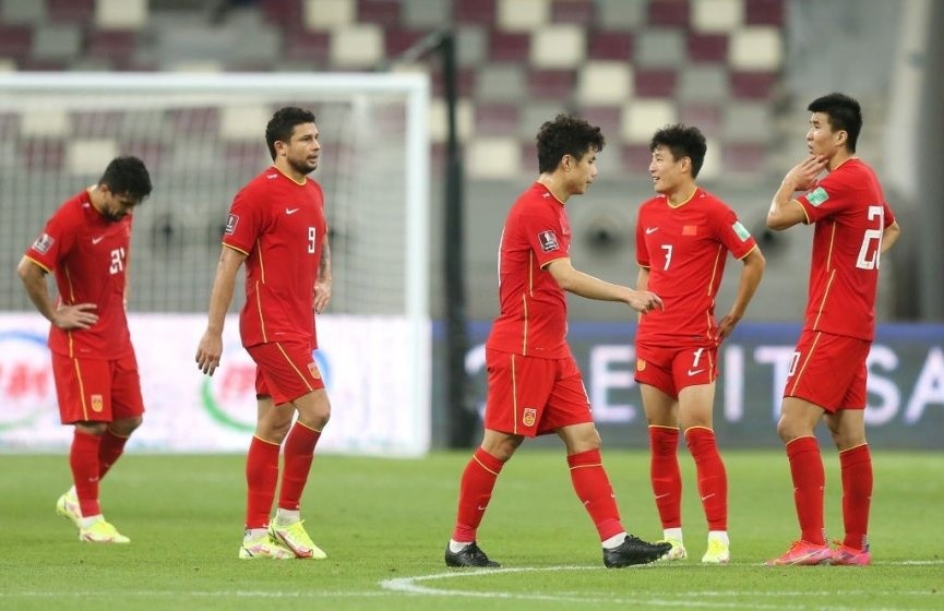 Theo Sohu, Liên đoàn bóng đá Trung Quốc (CFA) rất muốn sắp xếp 1 trận giao hữu quốc tế cho tuyển Trung Quốc, trước 2 trận vòng loại World Cup 2022 trong tháng 10 gặp tuyển Việt Nam (7.10) và Saudi Arabia (12.10). Tuyển UAE là đối thủ được nhắm đến để mời đá giao hữu bởi sự thuận tiện. Lúc này, tuyển Trung Quốc đang tập luyện tại Sharjah (UAE). Họ chọn nơi đây làm địa điểm để tập luyện, cũng như thi đấu với tuyển Việt Nam hôm 7.10 tới. Nhưng theo Sohu, tuyển UAE đòi có 1 khoản phí ra sân mới chịu đá giao hữu với tuyển Trung Quốc.