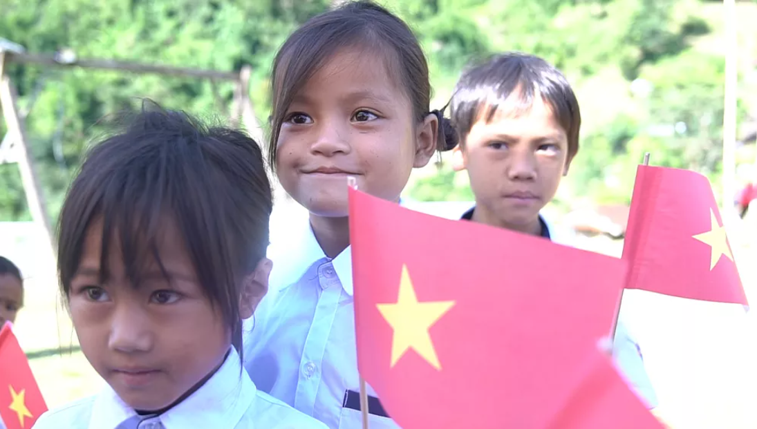 Ngỡ ngàng với khung cảnh ngày khai giảng tại ngôi trường giữa thảo nguyên xanh mướt