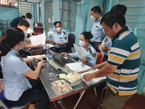 Chiều tối 21-9, đoàn kiểm tra liên ngành của TP.HCM gồm Cục Quản lý thị trường, Ban Quản lý an toàn thực phẩm, công an... đã tiến hành thanh kiểm tra tại cơ sở sơ chế, đóng gói của Công ty Đông A (số 44, đường số 37, phường Linh Đông, TP Thủ Đức).