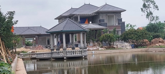 UBND huyện Tiên Lãng ban hành quyết định xử phạt hành chính đối với các hộ dân xây dựng trái phép. Trong đó, ông Nguyễn Mạnh Hùng (người dân huyện Tiên Lãng) được xác định có hành vi sử dụng không đúng quy hoạch, quản lý, sử dụng đất nông trường khi chặt cây ăn quả, tài sản của nông trường để đào ao làm hồ, xây dựng căn ‘biệt phủ’.
