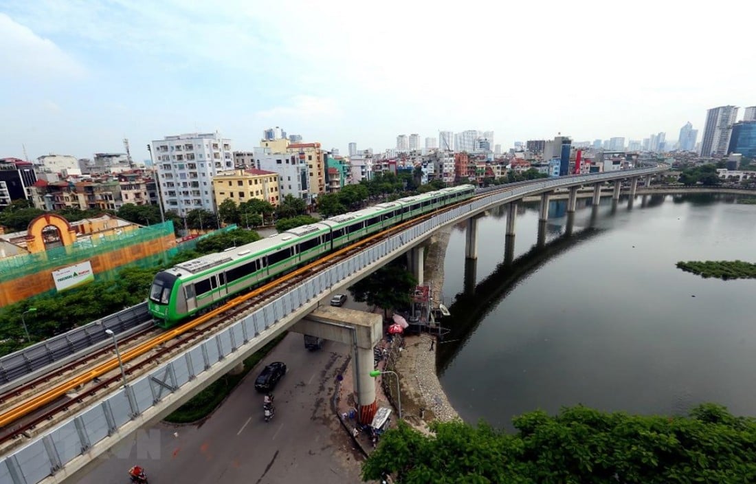 Công ty TNHH MTV Đường sắt Hà Nội (Hanoi Metro) vừa công bố báo cáo tài chính đã kiểm toán 2021, năm đầu tiên doanh nghiệp quản lý hệ thống đường sắt đô thị của Thủ đô ghi nhận doanh thu sau khi tuyến đường sắt Cát Linh - Hà Đông chính thức vận hành. Cả năm ngoái, Hanoi Metro cho biết đạt doanh thu hơn 5 tỷ đồng. Tuy nhiên, giá vốn hàng bán lên tới gần 60 tỷ đồng khiến công ty lỗ gộp 54 tỷ đồng. Trong đó, chi phí cho nhân công chiếm phần lớn cơ cấu chi phí khi vận hành đường sắt Cát Linh - Hà Đông.