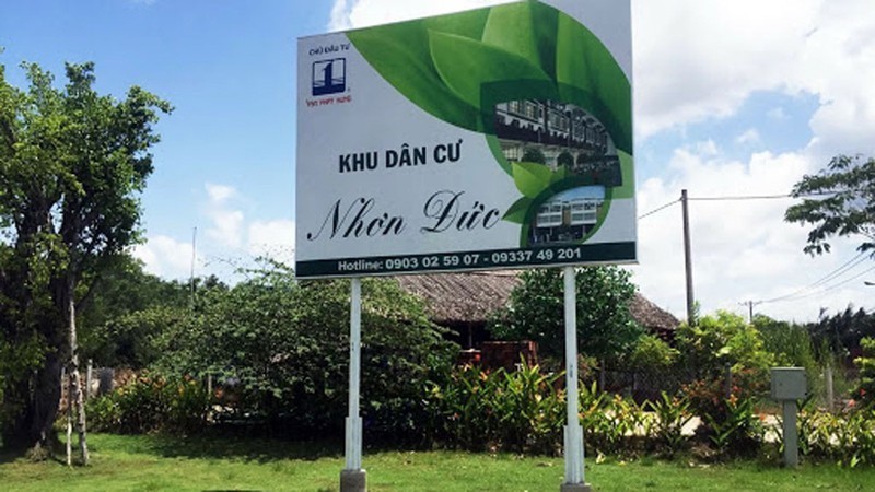 Khu dân cư Nhơn Đức, huyện Nhà Bè do Vạn Phát Hưng làm chủ đầu tư. Dự án có quy mô 40 ha, gồm khu dân cư 9,3 ha và 2 trường đại học, được chấp thuận đầu tư năm 2015 nhưng hiện chưa hoàn thành bàn giao đưa công trình vào sử dụng cũng như chưa quyết toán đầu tư. Lãnh đạo thành phố yêu cầu xác định nguyên nhân, trách nhiệm trong việc công ty chậm nộp tiền sử dụng đất, các sở ngành liên quan xác định lại phần diện tích đất do Nhà nước quản lý, tính thuế giá trị gia tăng và kiểm tra số tiền 658 tỷ đồng doanh nghiệp đã nhận từ 2 trường đại học.