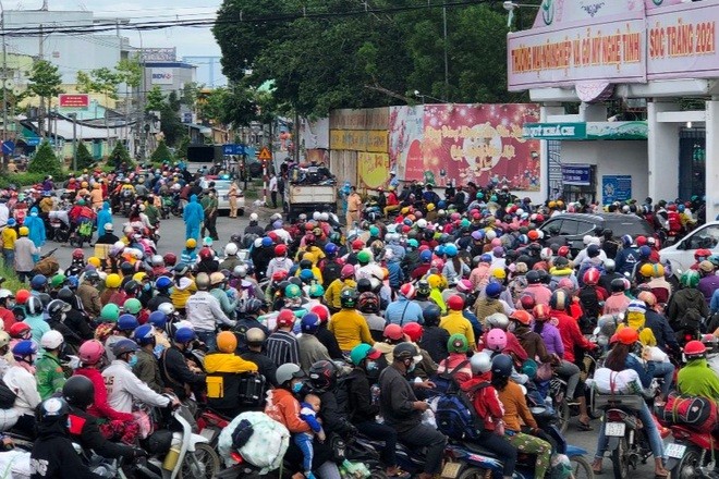 Tại tỉnh Sóc Trăng, người dân được hướng dẫn về tập trung tại Khu văn hóa Hồ Nước Ngọt (phường 6-TP Sóc Trăng) để phân vùng theo địa phương, sau đó được CSGT và các lực lượng hướng dẫn về các khu cách ly tập trung tại các địa phương.
