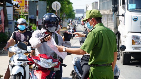 Cần Thơ yêu cầu các chốt kiểm soát ở cửa ngõ kiểm tra và tạo điều kiện đưa người dân vào khu cách ly tập trung của địa phương.