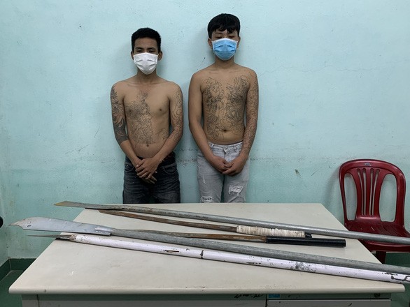 Hai thanh niên đi cùng H. và các hung khí tại cơ quan chức năng.