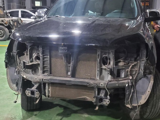 Triệu tập l&aacute;i xe &ocirc; t&ocirc; h&uacute;c đẩy 2 mẹ con đi xe m&aacute;y cả trăm m&eacute;t trong đ&ecirc;m mưa tại H&agrave; Đ&ocirc;ng ảnh 3