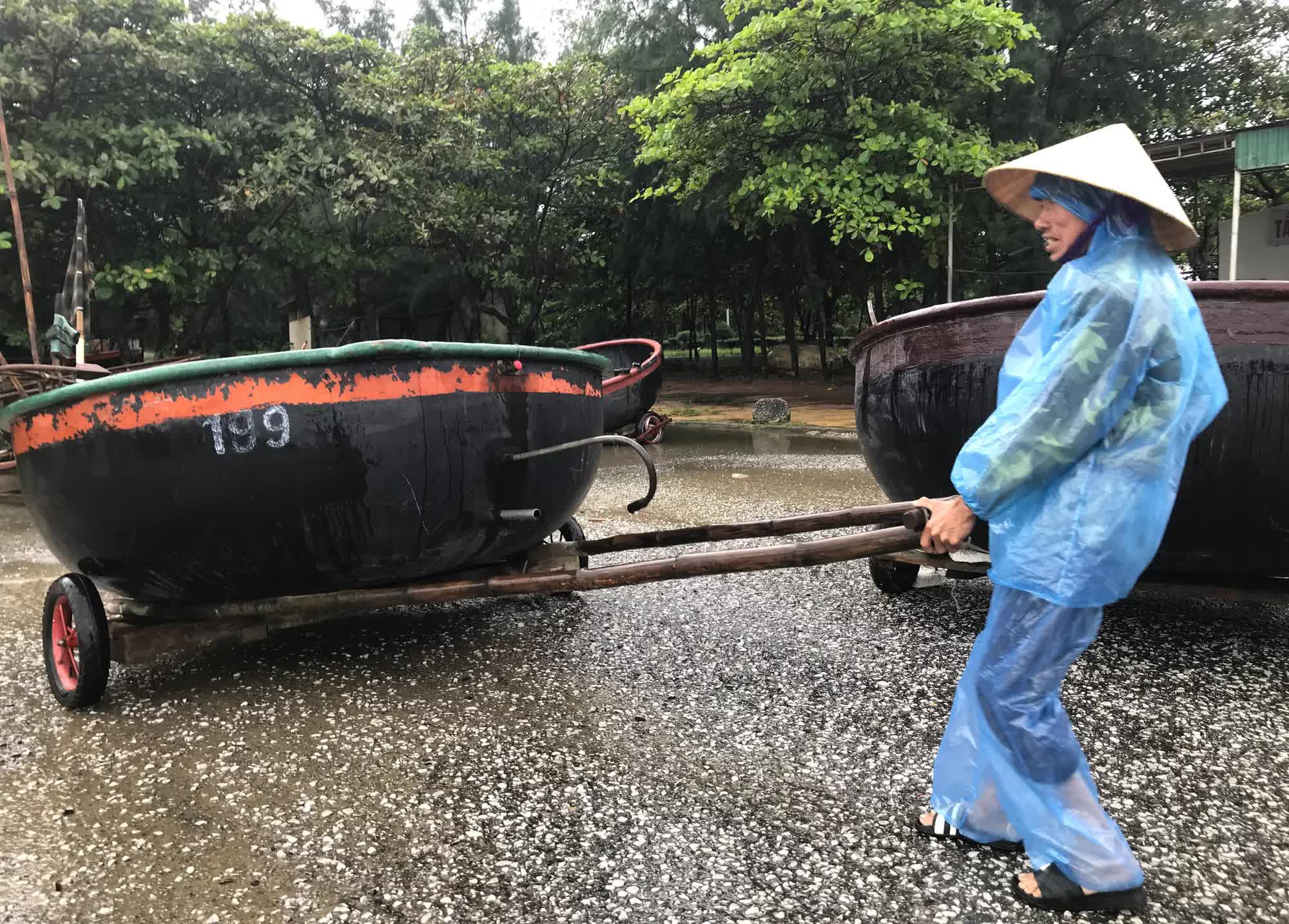 Bão số 8: Sóng cao 5m đang đánh vào bờ biển Nghệ An, hàng trăm khối đất đá sạt lở, đổ xuống quốc lộ - Ảnh 3. Bão số 8: Sóng cao 5m đang đánh vào bờ biển Nghệ An, hàng trăm khối đất đá sạt lở, đổ xuống quốc lộ - Ảnh 3.