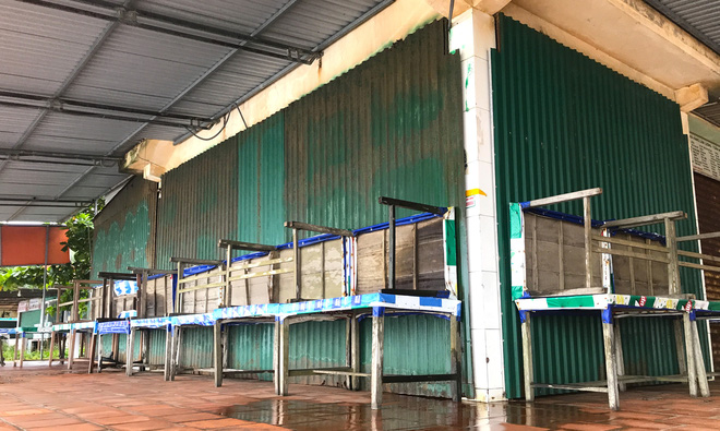 Bão số 8: Sóng cao 5m đang đánh vào bờ biển Nghệ An, hàng trăm khối đất đá sạt lở, đổ xuống quốc lộ - Ảnh 17. Bão số 8: Sóng cao 5m đang đánh vào bờ biển Nghệ An, hàng trăm khối đất đá sạt lở, đổ xuống quốc lộ - Ảnh 17.