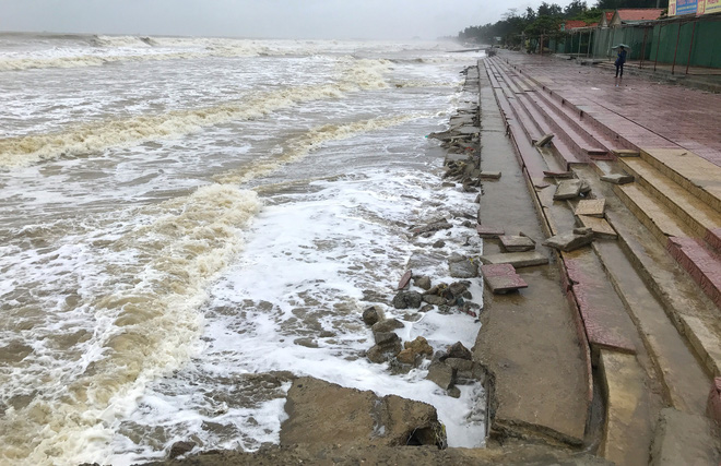 Bão số 8: Sóng cao 5m đang đánh vào bờ biển Nghệ An, hàng trăm khối đất đá sạt lở, đổ xuống quốc lộ - Ảnh 18. Bão số 8: Sóng cao 5m đang đánh vào bờ biển Nghệ An, hàng trăm khối đất đá sạt lở, đổ xuống quốc lộ - Ảnh 18.