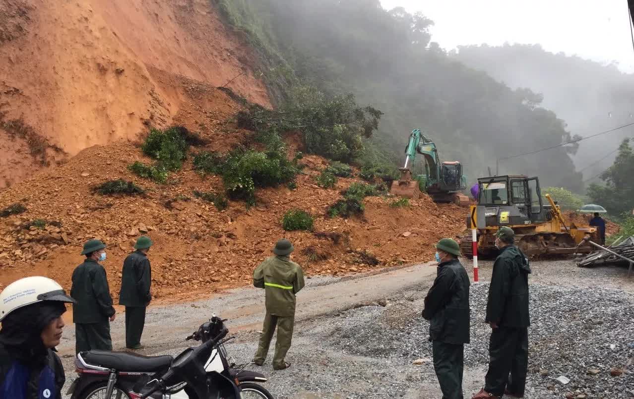 Bão số 8: Sóng cao 5m đang đánh vào bờ biển Nghệ An, hàng trăm khối đất đá sạt lở, đổ xuống quốc lộ - Ảnh 6. Bão số 8: Sóng cao 5m đang đánh vào bờ biển Nghệ An, hàng trăm khối đất đá sạt lở, đổ xuống quốc lộ - Ảnh 6.