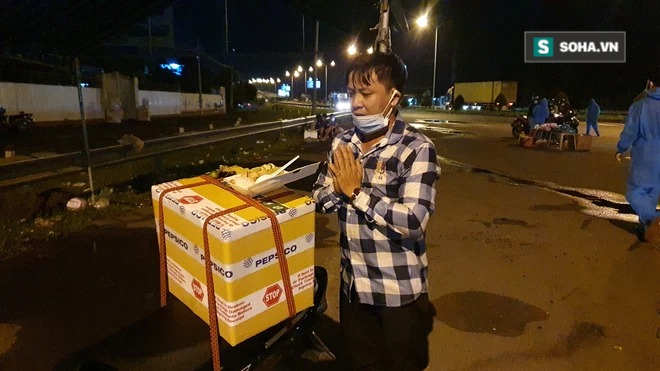 Chở vợ về quê nhưng hình hài đã hóa tàn tro, người đàn ông gạt nước mắt: Cho em xin bát cơm chay cúng vợ - Ảnh 1.