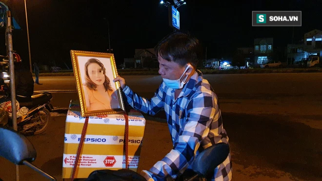 Chở vợ về quê nhưng hình hài đã hóa tàn tro, người đàn ông gạt nước mắt: Cho em xin bát cơm chay cúng vợ - Ảnh 2.