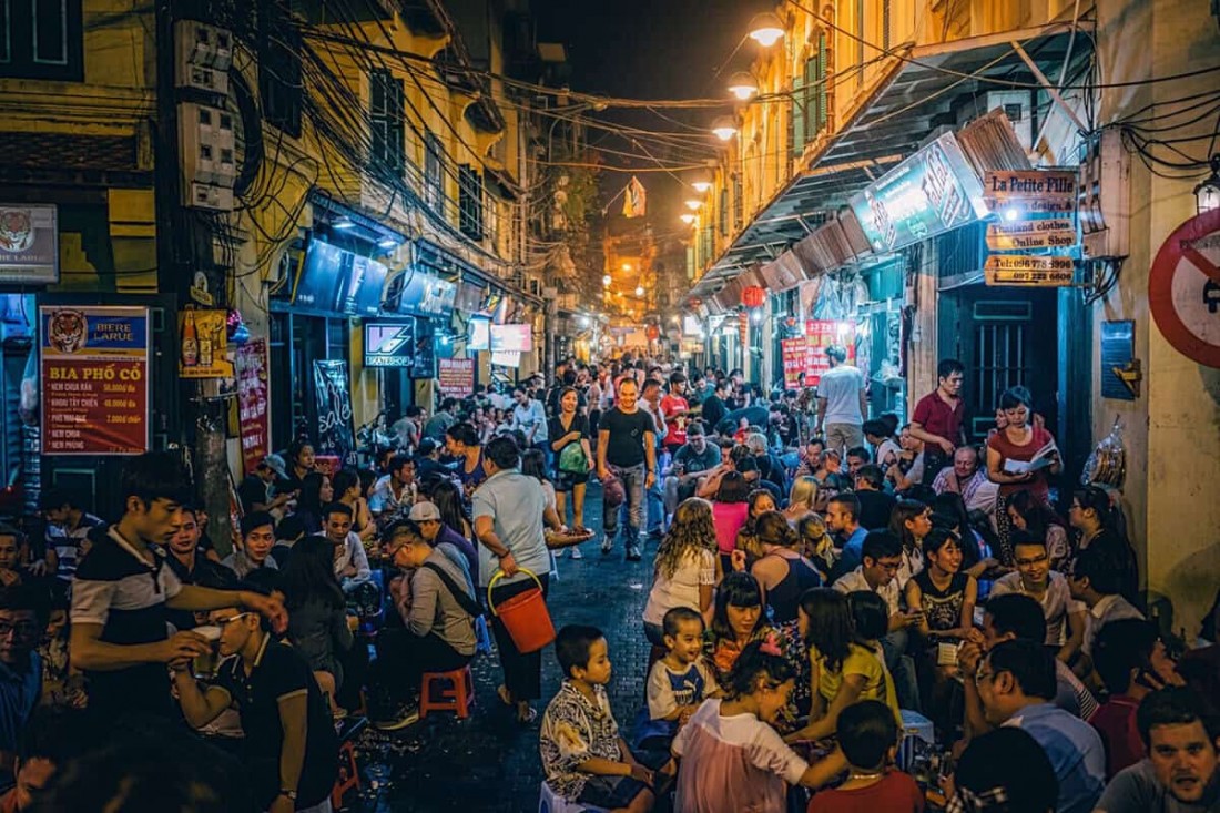 Việt Nam cần sớm cho phép các loại hình kinh doanh, đặc biệt là các dịch vụ chưa thiết yếu như nhà hàng, quán bar, vũ trường... được hoạt động trở lại một cách có điều kiện, càng sớm càng tốt.