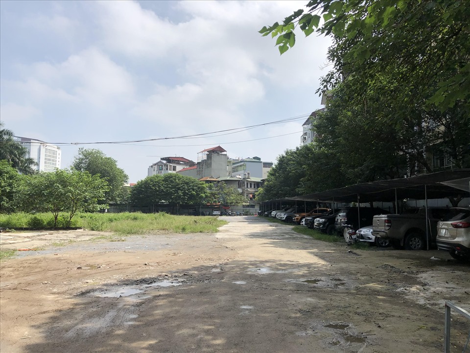 Dự án Văn phòng làm việc kết hợp Trung tâm đào tạo công nghệ thông tin nằm ngay sát Viện kiểm nghiệm vệ sinh an toàn thực phẩm quốc gia số 65 Phạm Thận Duật (Hà Nội) vẫn đang là bãi đất trống. Ảnh: Cao Nguyên