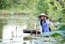 Dự thảo Luật Dân số đề xuất Nhà nước hỗ trợ một lần bằng tiền ít nhất tương đương một lần mức lương tối thiểu vùng khi phụ nữ sinh con thứ nhất; ít nhất tương đương hai lần mức lương tối thiểu vùng khi phụ nữ sinh con thứ hai;