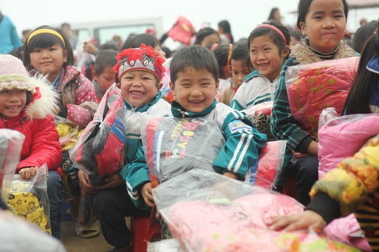 Cá nhân có trách nhiệm mở sổ ghi chép đầy đủ thông tin về kết quả tiếp nhận, phân phối tiền, hiện vật đóng góp tự nguyện theo đối tượng, địa bàn được hỗ trợ, bao gồm những khoản tiếp nhận có điều kiện, địa chỉ cụ thể (nếu có), thực hiện công khai theo các nội dung quy định trên các phương tiện truyền thông và gửi kết quả bằng văn bản tới Ủy ban nhân dân cấp xã nơi cư trú để niêm yết công khai tại trụ sở cơ quan trong 30 ngày. 