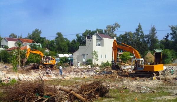 Theo Chủ nhiệm Ủy ban Tài chính – Ngân sách Nguyễn Phú Cường thì chưa có bồi thường, hỗ trợ tái định cư thì chưa có quyết định thu hồi đất, chưa đo đạc để xác định rõ diện tích, giá đền bù, nên việc đặt ra con số 80% là không thực tế, đề nghị nghiên cứu sửa đổi để đảm bảo quy định của Luật được khả thi, dễ dàng áp dụng trong thực tế.